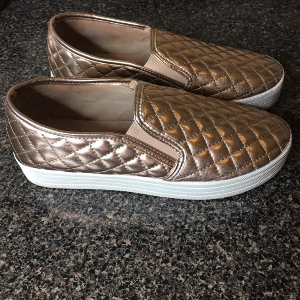 Breckelle's Women's Platform Slip-On Sneaker